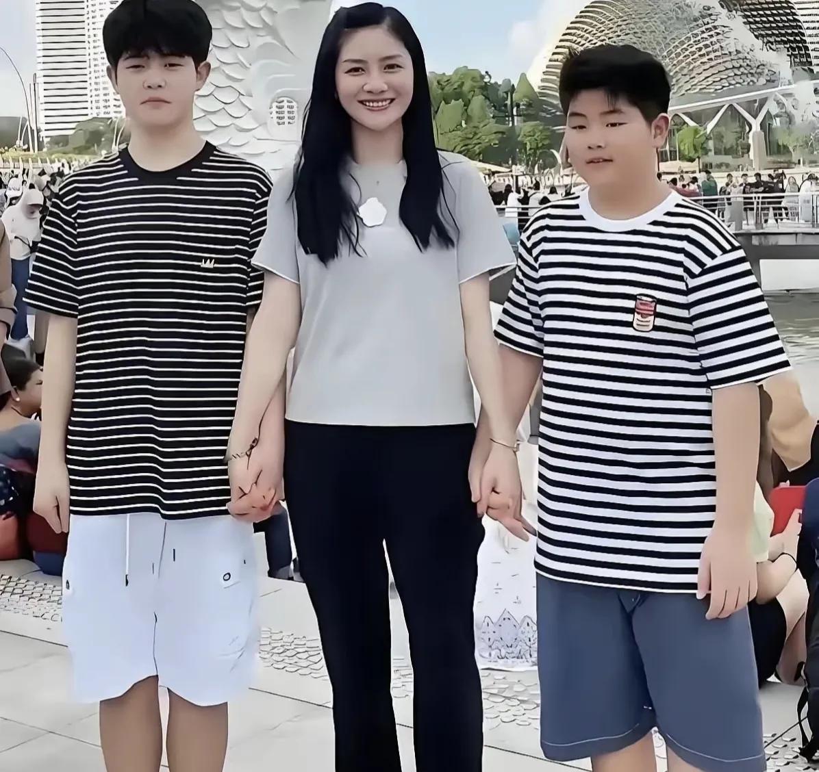 沙溢年轻时非常帅气，胡可也是美人胚子一个，看看两个儿子更像谁看到胡可最近的照片