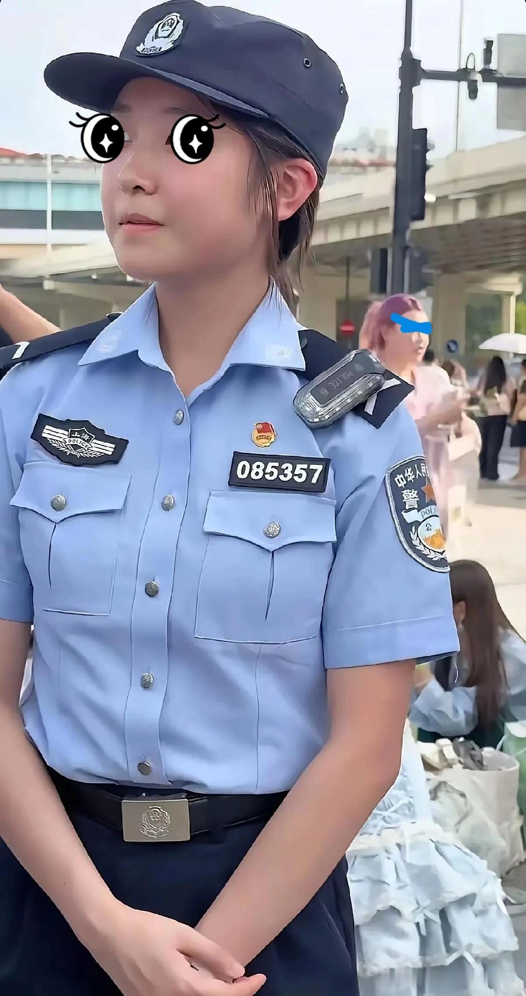 街头偶遇一幕这位小姐姐，她是民警还是辅警呢？其实这种情况真的挺难看的，搞不懂