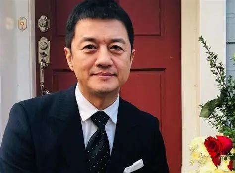 李亚鹏的一个前员工说，我们都以为，那些等着救命的病人，是排着队上门求李亚鹏。结果