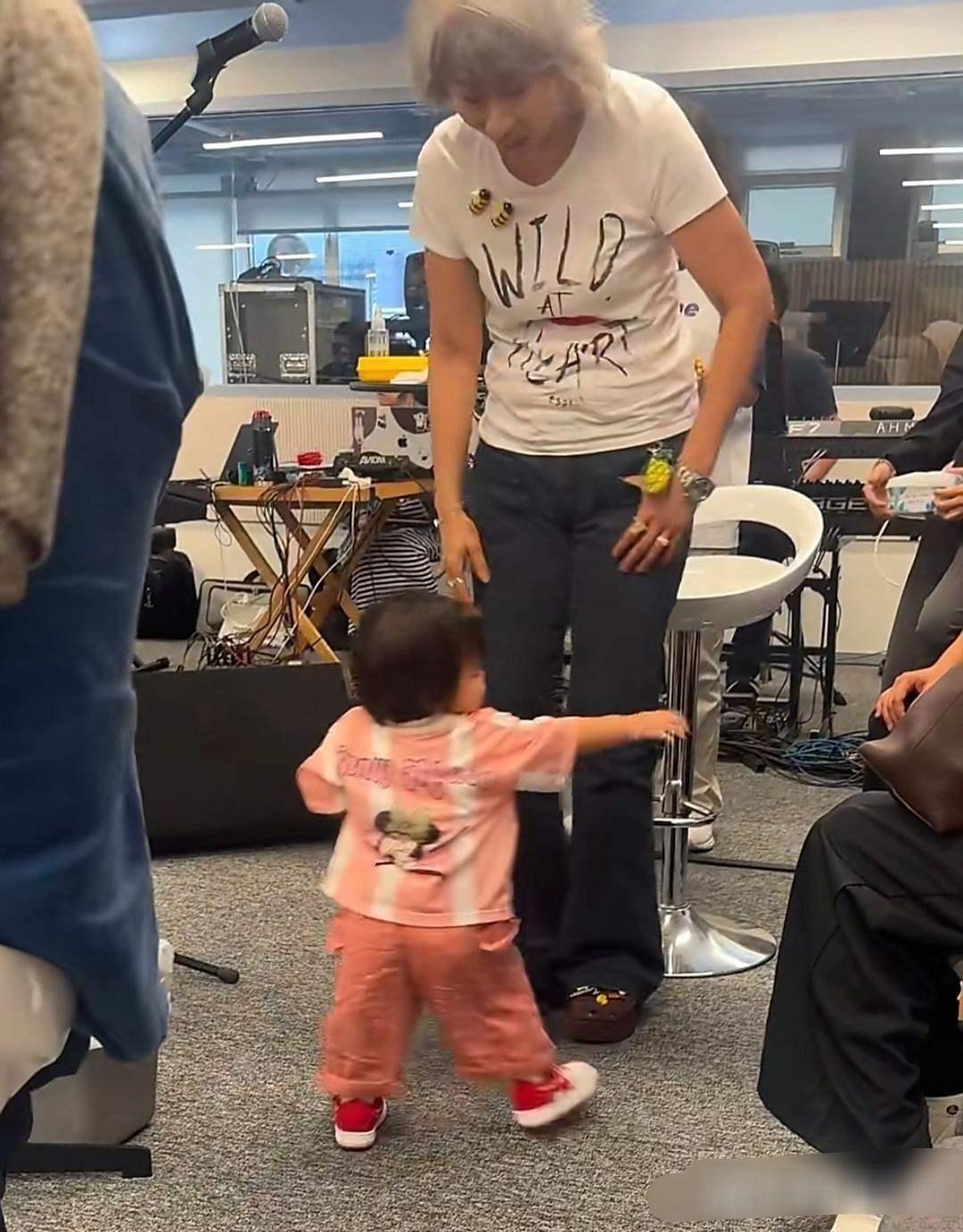 6‌4岁的‍叶倩文在录‌‏音室里陪孙女，祖孙俩同框‌的画面特⁠别温馨。⁠‌她虽然