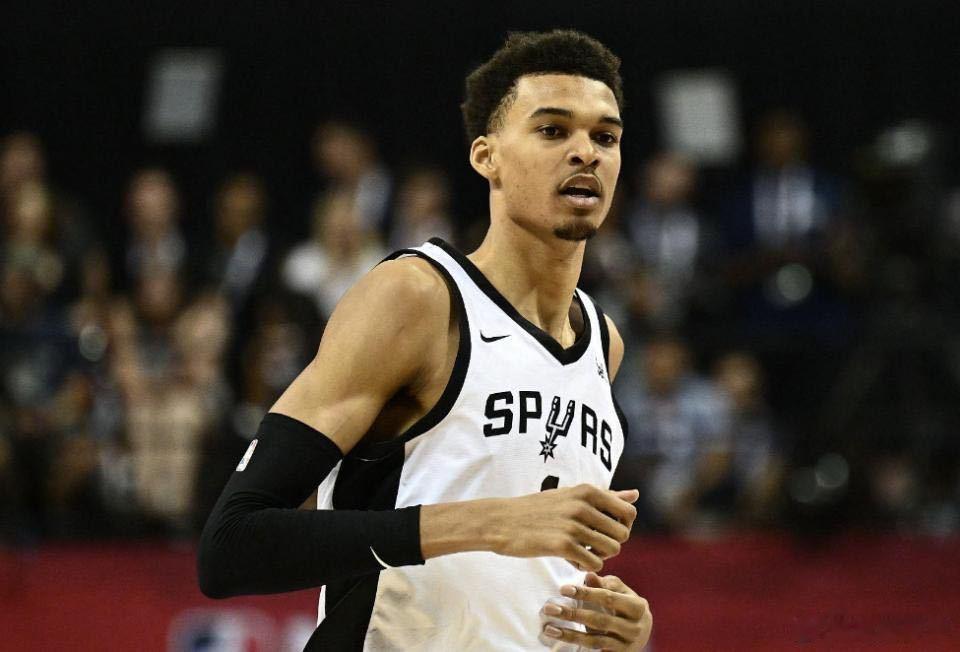 文班亚马成长史马刺崛起文班亚马的NBA生涯，每一步都在刷新认知。首季22胜6