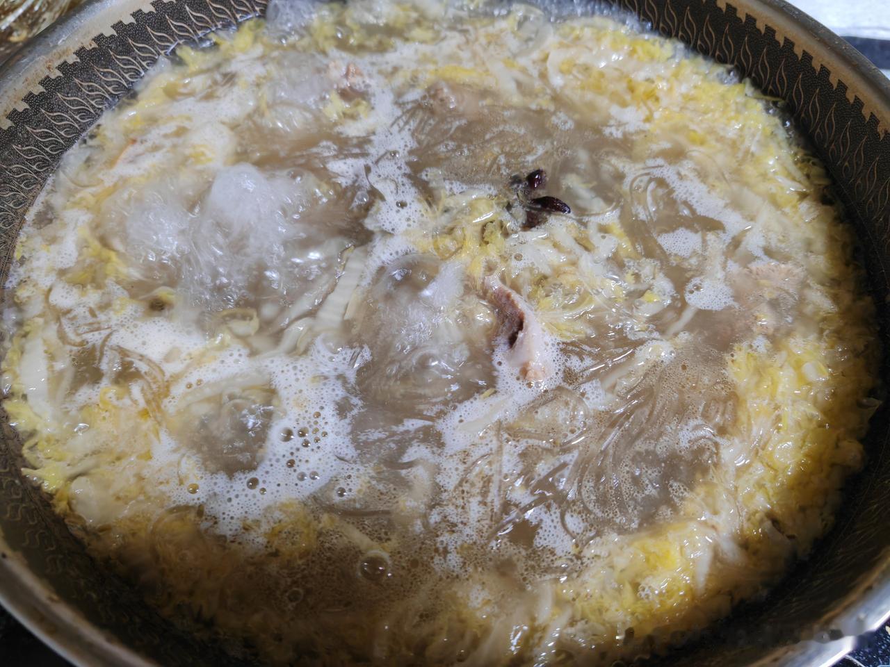 东北酸菜炖粉条，我放了龙骨下去熬成高汤，再把酸菜放下去煮了一会，再放粉条，最后盐