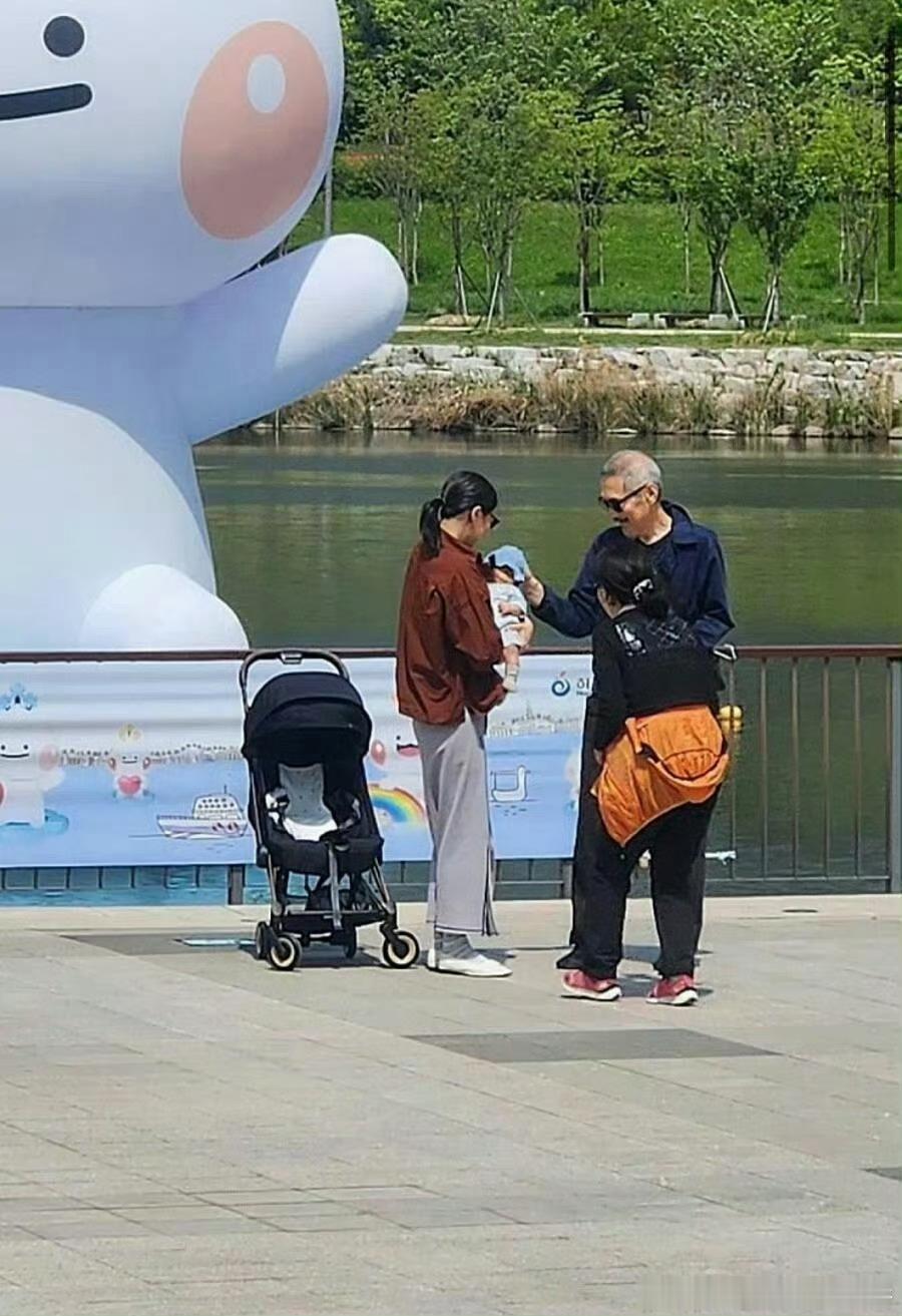 网友在公园偶遇洪尚秀和金敏喜带私生子散步金敏喜生子后状态​​​