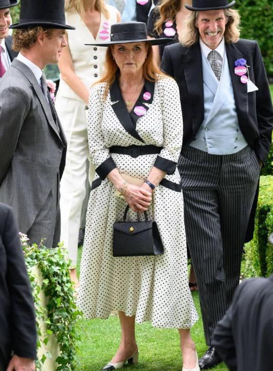 安德鲁王子因为渎职被捕，实际上这两口子都有问题，西方上层社会大多经不起查。在9