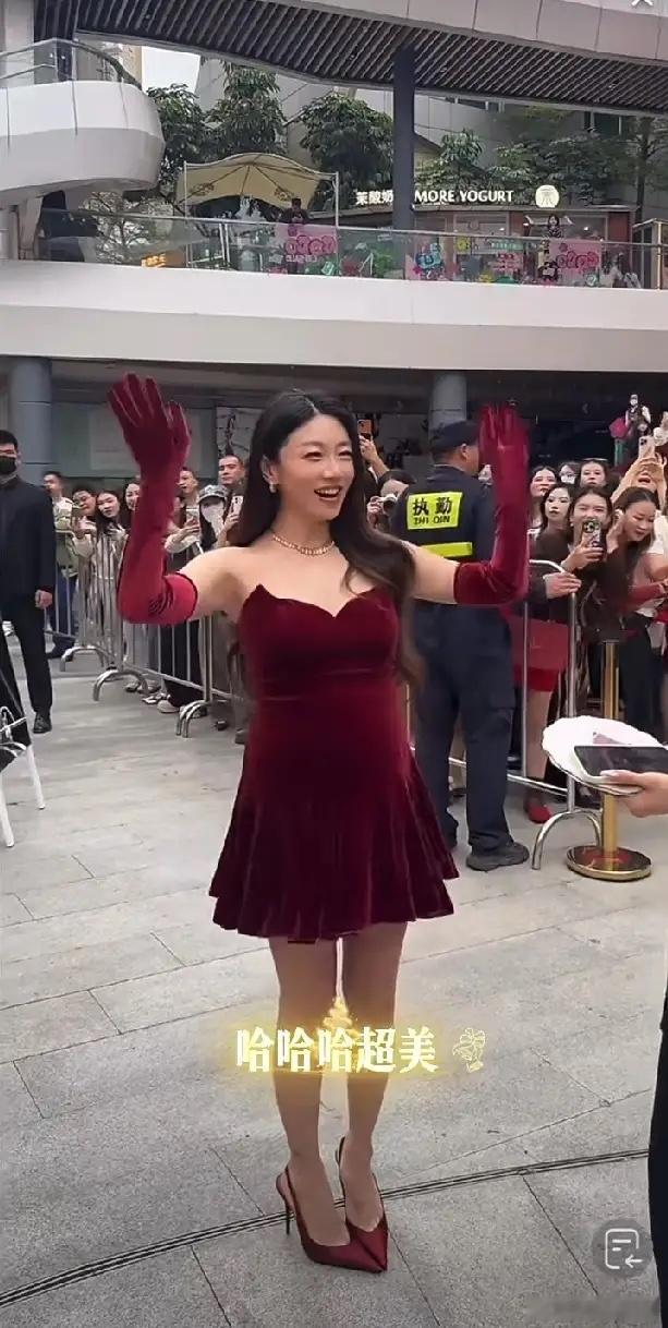 富家女程晓玥真是比女明星还拼，二胎怀孕五个月，她穿着抹胸超短裙，脚踏细高跟鞋出席
