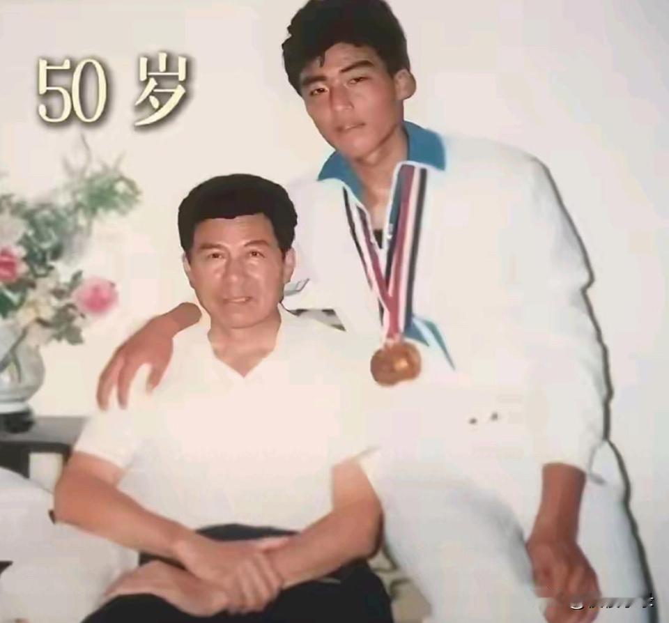 胡兵这49年的蜕变真励志，一路成长让人敬佩！[赞][赞][墨镜]