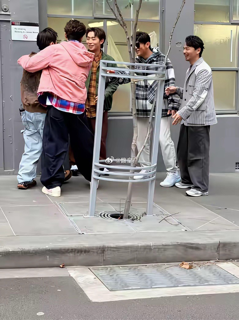 风波过后周杰伦现身墨尔本录《周游记》，和吴尊同框闲聊，状态未受流言影响。