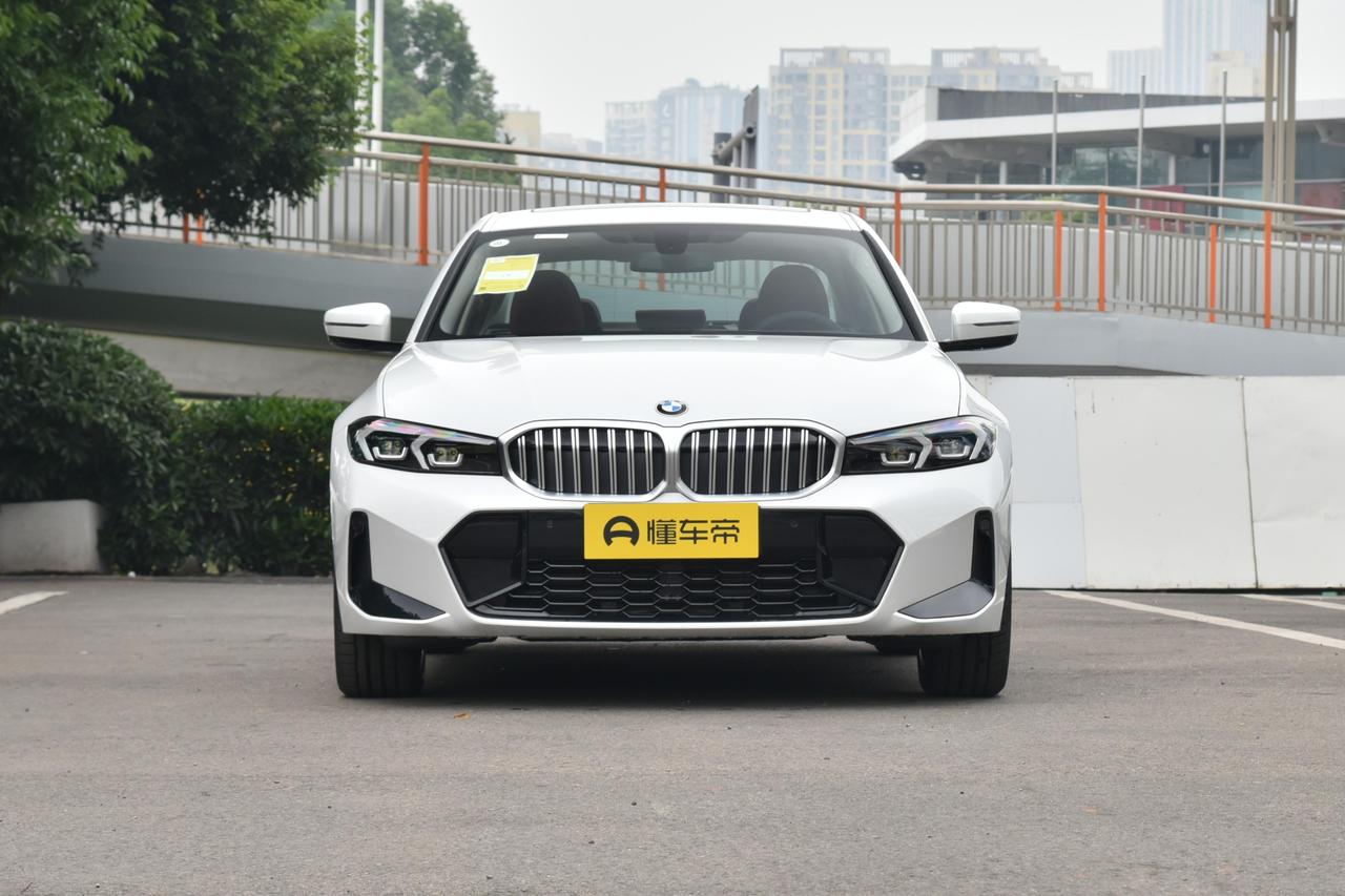 我去年买了台320i，落地27.8万，没贷款，所以不用还利息。但这一年跑了一万六