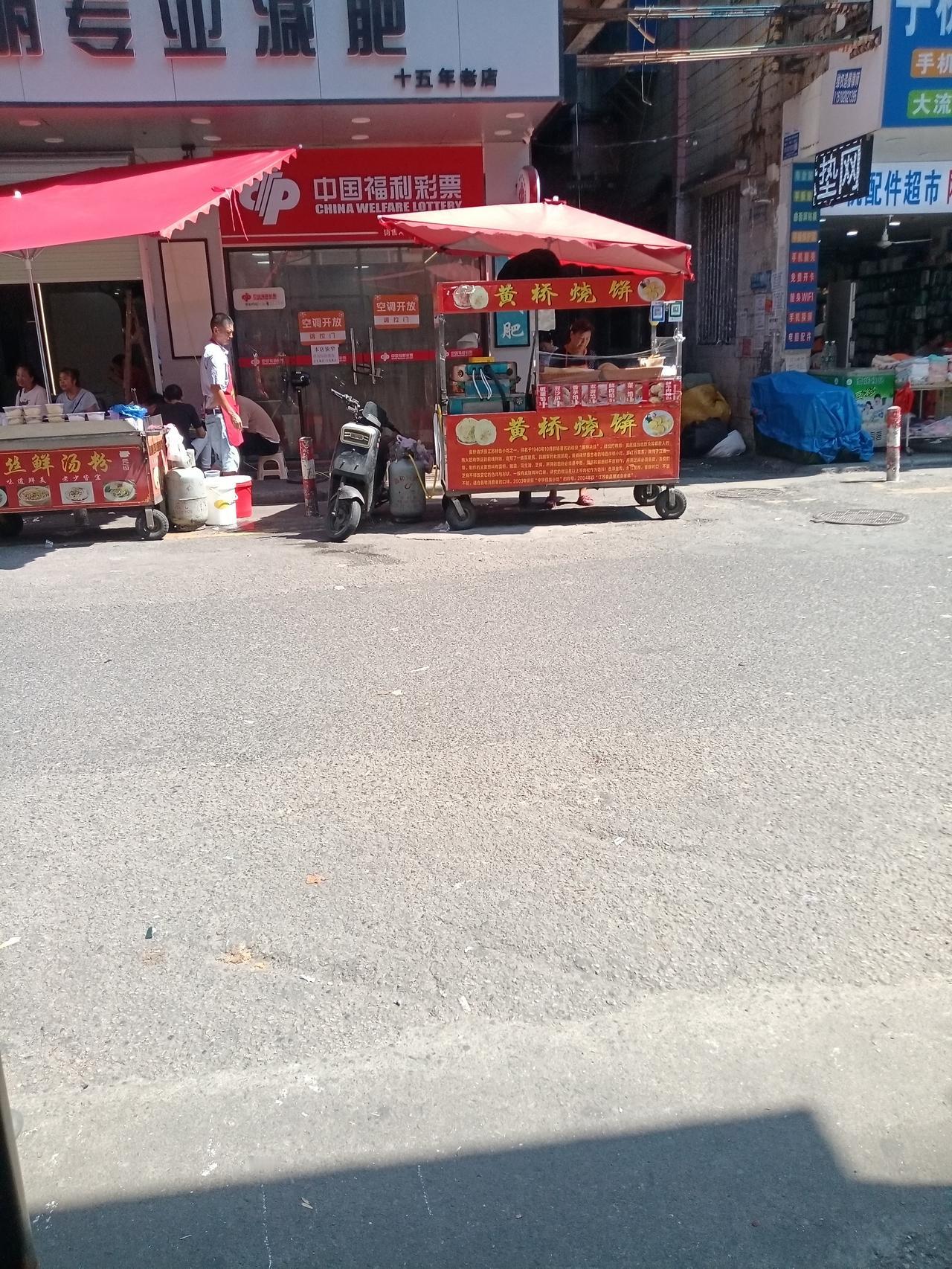 广州海珠区桥南新街上面，这家烧饼摊的生意非常的好，每天都有非常多的顾客去买烧饼，