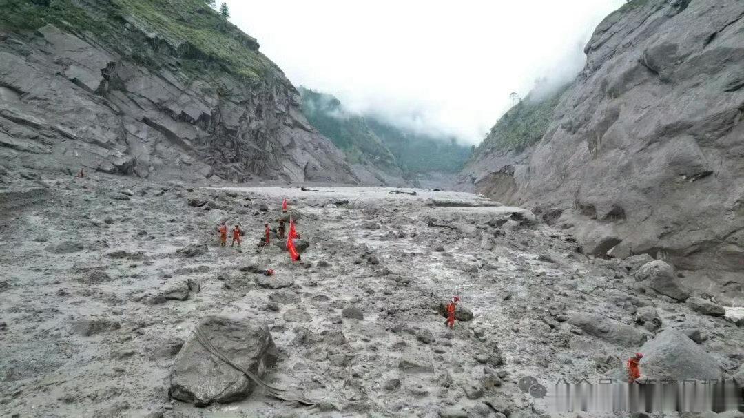 边境口岸建筑物全部消失吉隆口岸大楼只剩钢筋骨架8月29日清晨，应急管理部、国家消