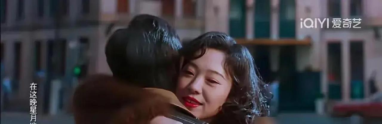 41岁配角凭7秒动作涨粉800万她把红领巾折成方块，镜头没给特写任何特写，