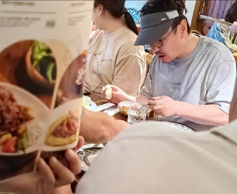 沈腾带老婆王琦和朋友聚餐，两口子出门穿得很是休闲松弛，都是一身肥大的T恤衫，沈腾
