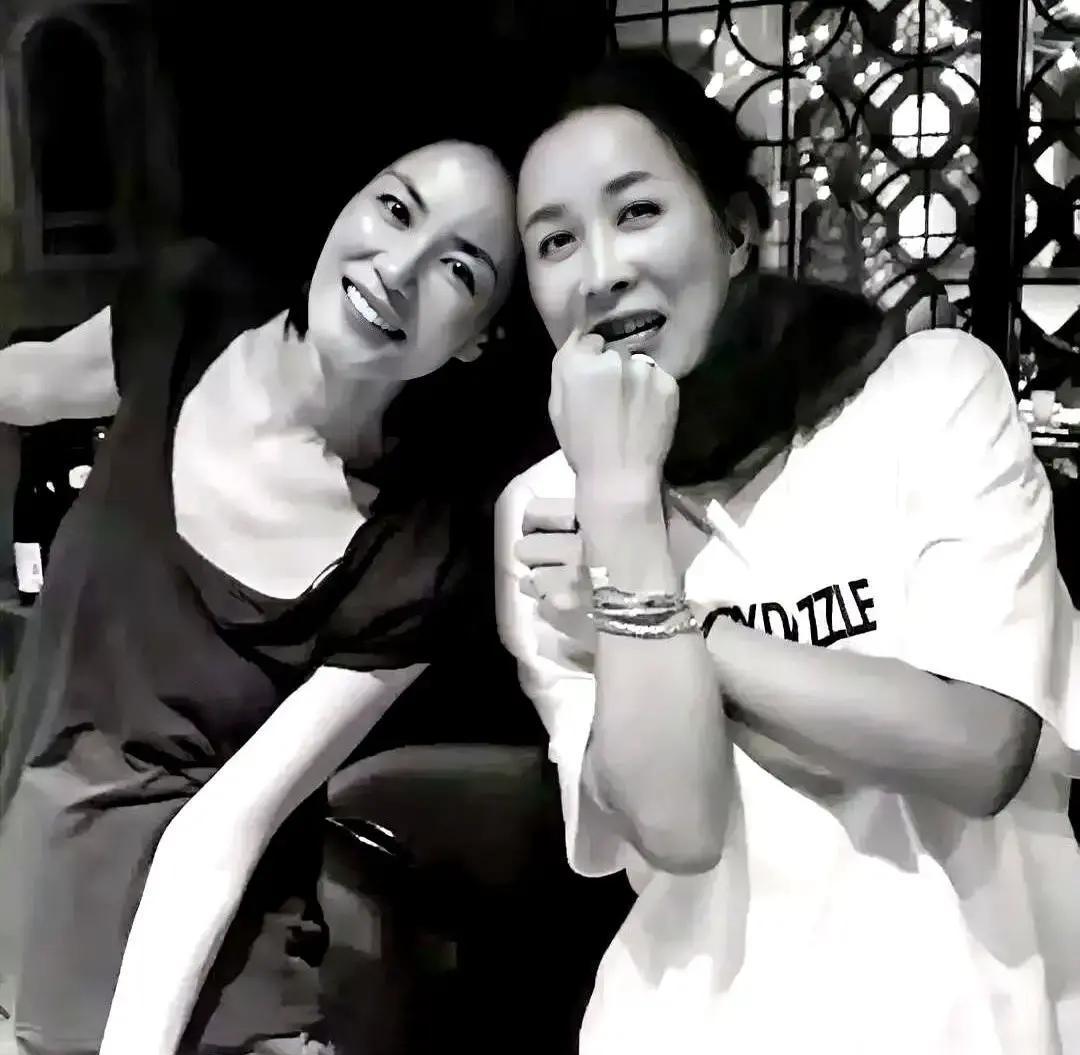 那大傻，这梗我记了二十年。王菲在后台啃着苹果，冷不丁来一句。1998年春晚，《