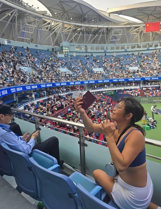 大闹上海网球大师赛的谢女士要哭了，她老公的公司已经表态谢女士应该酒醒了