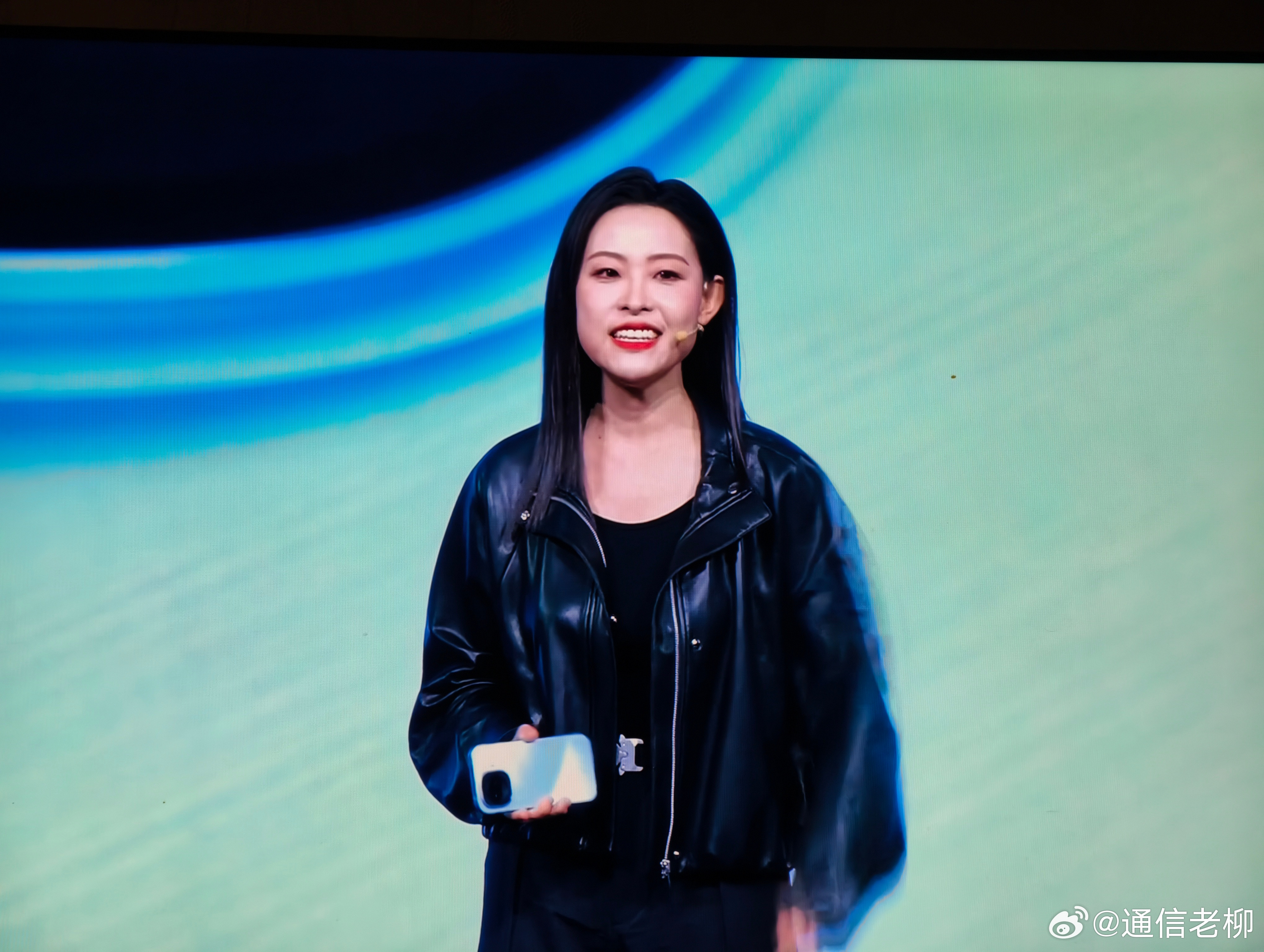 iQOOZ11Turbo发布啦！手机漂亮，产品经理也好好看。新机后置摄像头