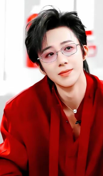 刘宇宁说，我四岁时候爸就走了，从小跟着爷爷奶奶长大。小时候家里条件一般，职高读