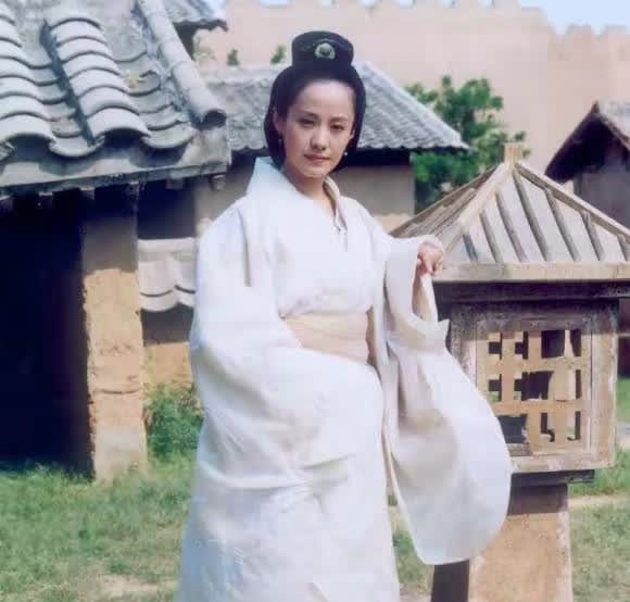 嫁大13岁名导被捧红，丈夫病逝后不愿再演戏，今55岁未婚无子嗣
