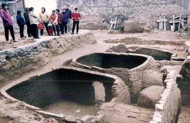 1999年初冬，丹江口旱情骤至，水位暴跌。一座沉睡千年的楚墓，意外出水。其中一座