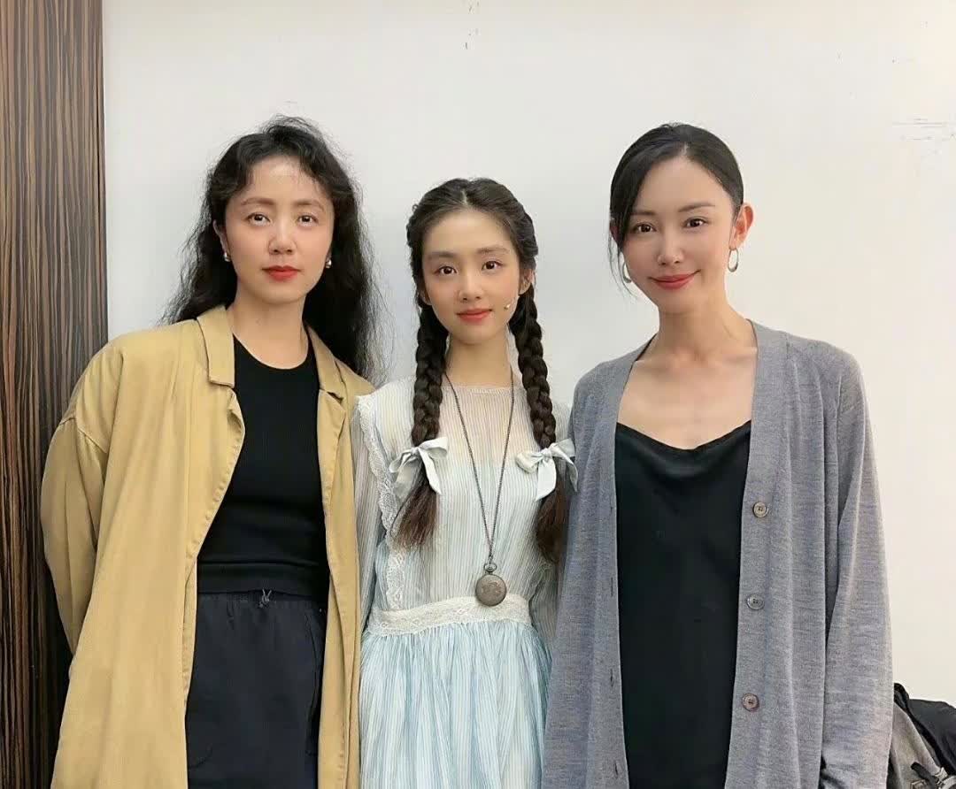 黄磊大女儿多多和何炅一起演话剧，她真的太漂亮了，比妈妈孙莉年轻时还要好看，颜值吊