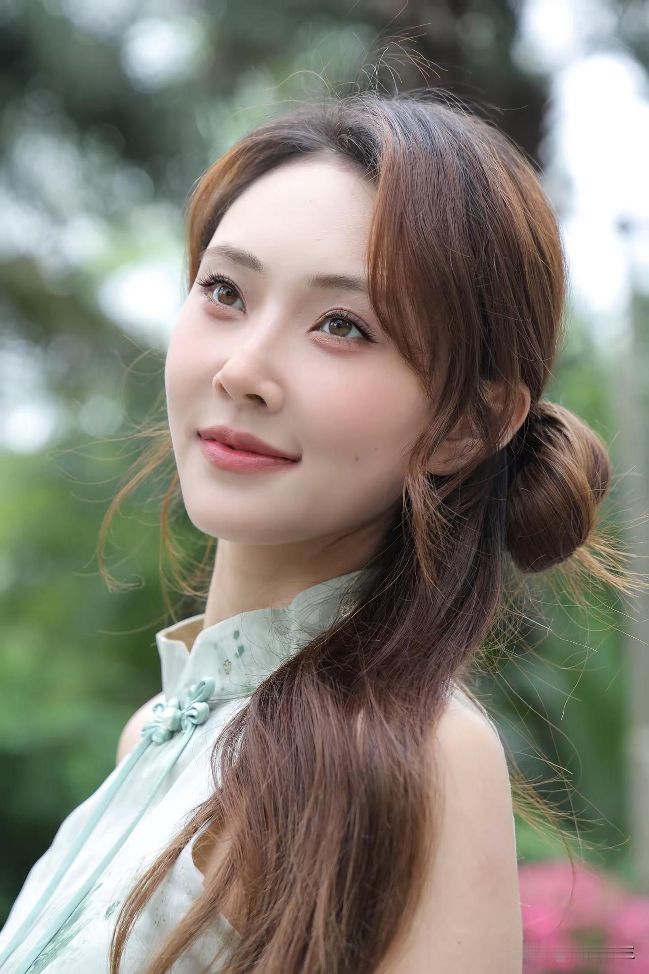 夏日清新，绿意盎然，少女与自然相映成趣