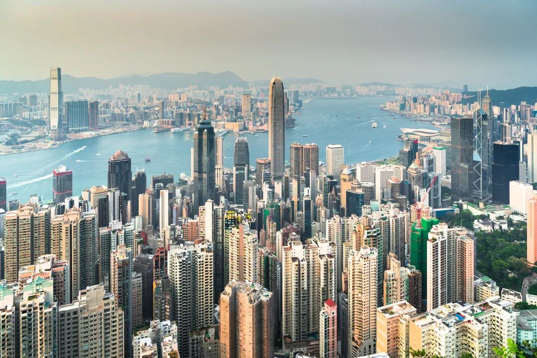 瑞士人坐了一百多年的全球财富王座, 被中国香港一脚踹翻了