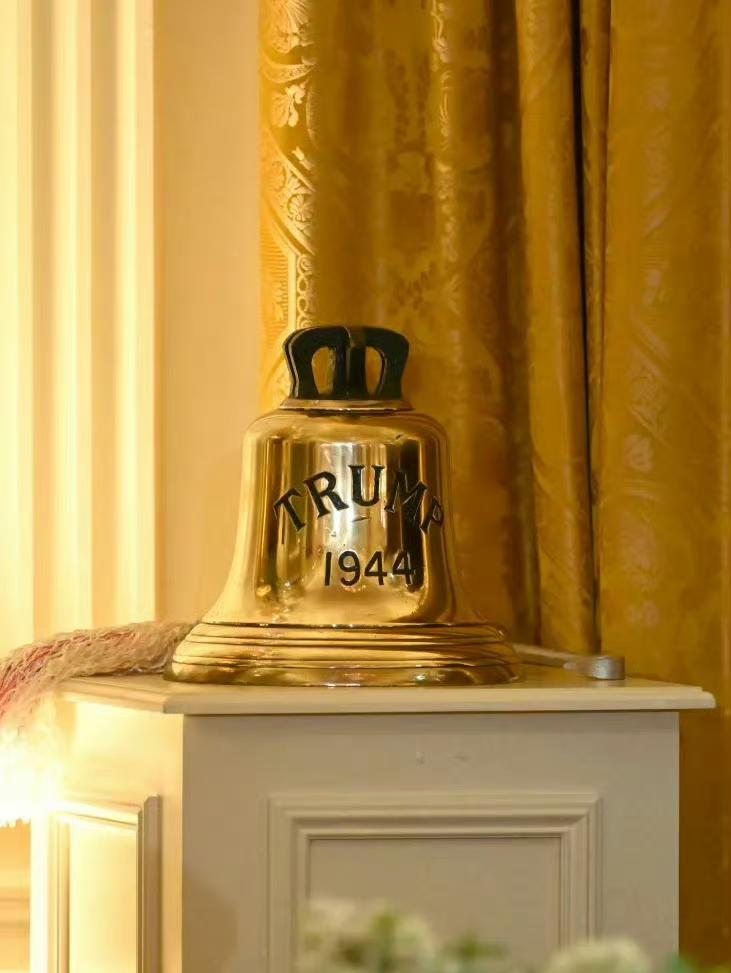 要知道美国总统白宫办公桌就是英国送的，自由女神是法国送的，今天英王查尔斯三世又给