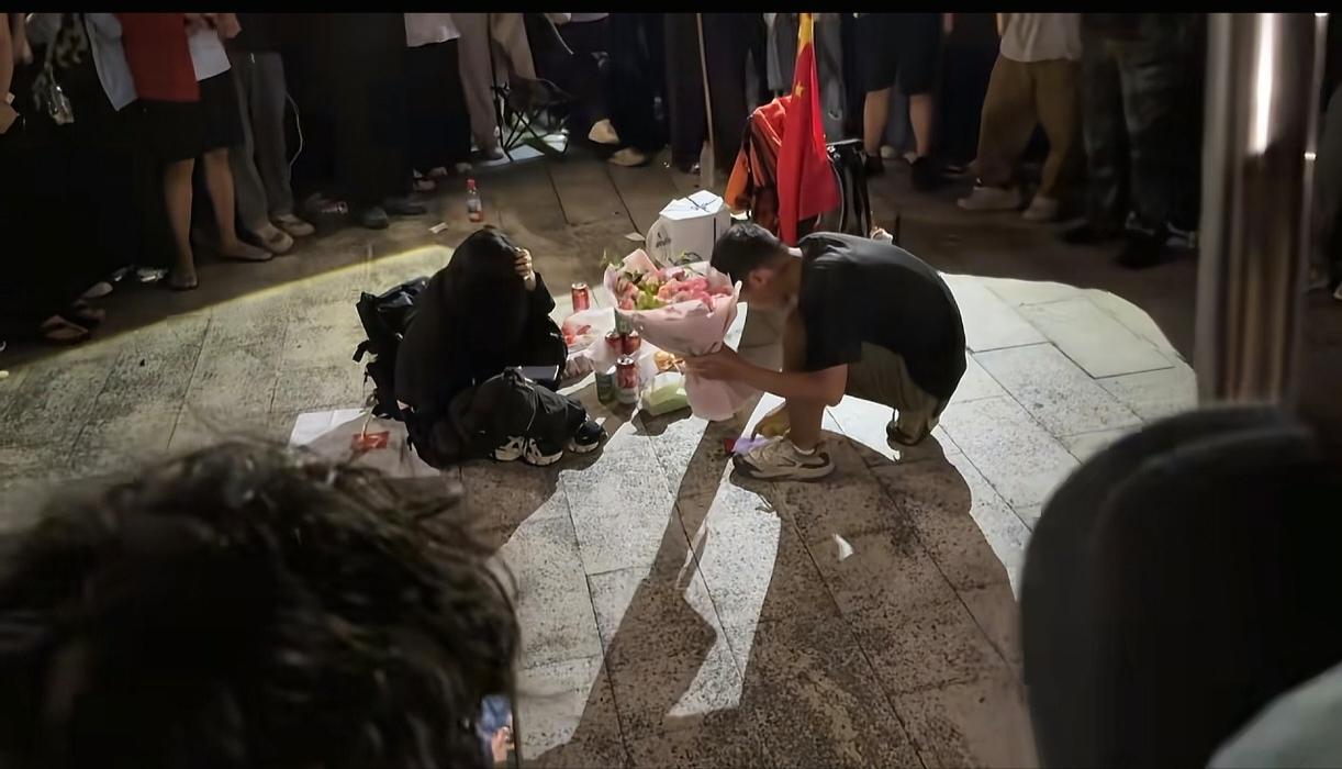 一男生和女生一起爬梧桐山，爬到顶后，男生手捧鲜花，直接就对着同行的女生进行了表白