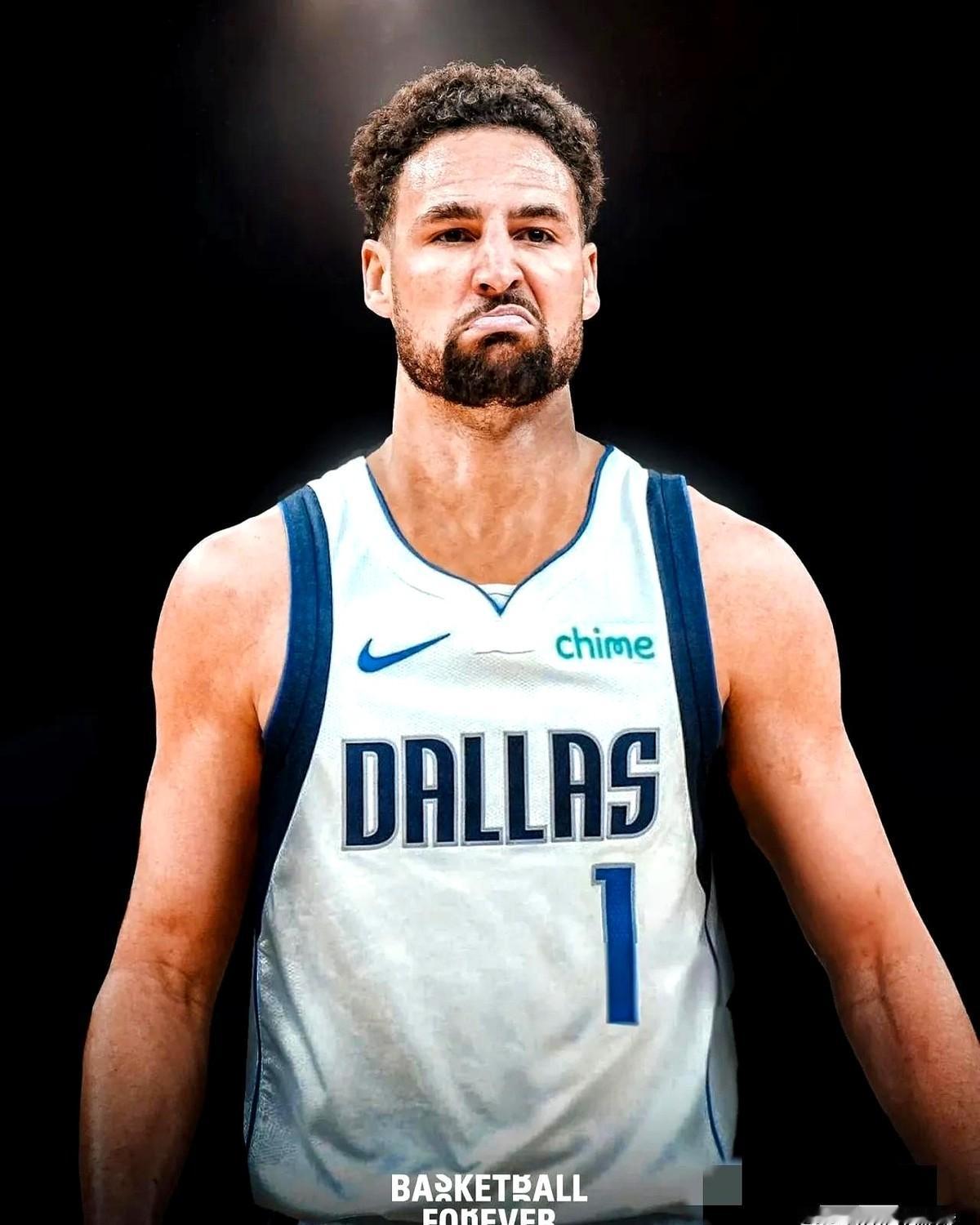 克莱被双向合同球员指着鼻子骂。这事儿就发生在勇士对阵热火的赛场上。一个拿着双