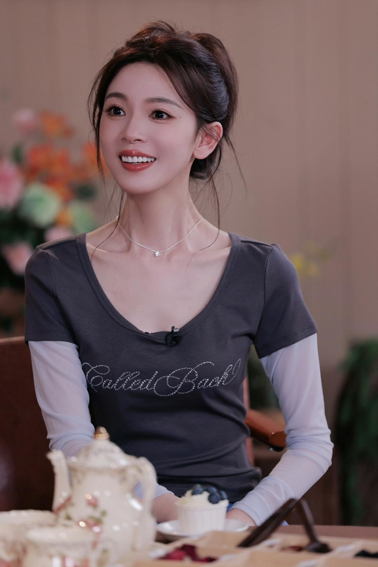 陈瑶这组图也太有氛围感了吧！深灰色U领T恤叠穿浅色薄纱长袖，又纯又欲，锁骨杀