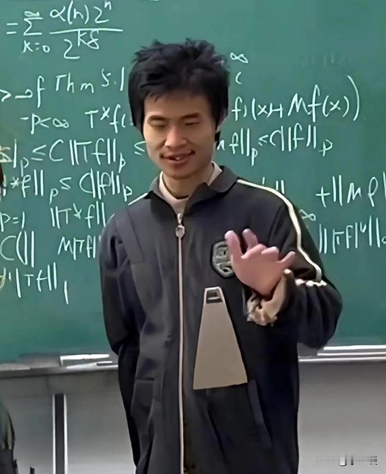 事实证明，以貌取人就是个笑话韦神他就是一个最硬核的证明，他虽穿着朴素样貌平凡