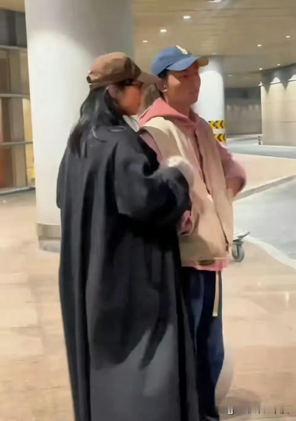 我觉得白百合破防的原因有两个。一是辛芷蕾刚拿了柏林影后，白百合觉得自己比她成