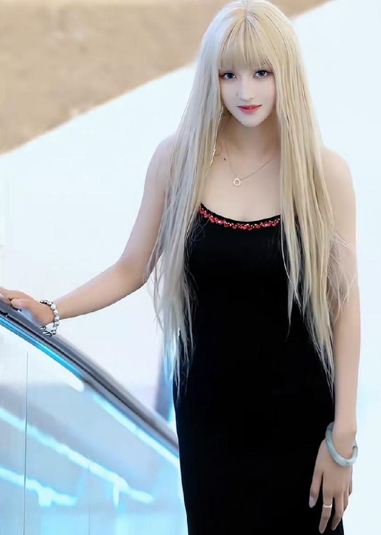 你敢相信吗？这位美若天仙的美女和这位土里土气的村姑竟然是同一个人。这哪里是化妆术