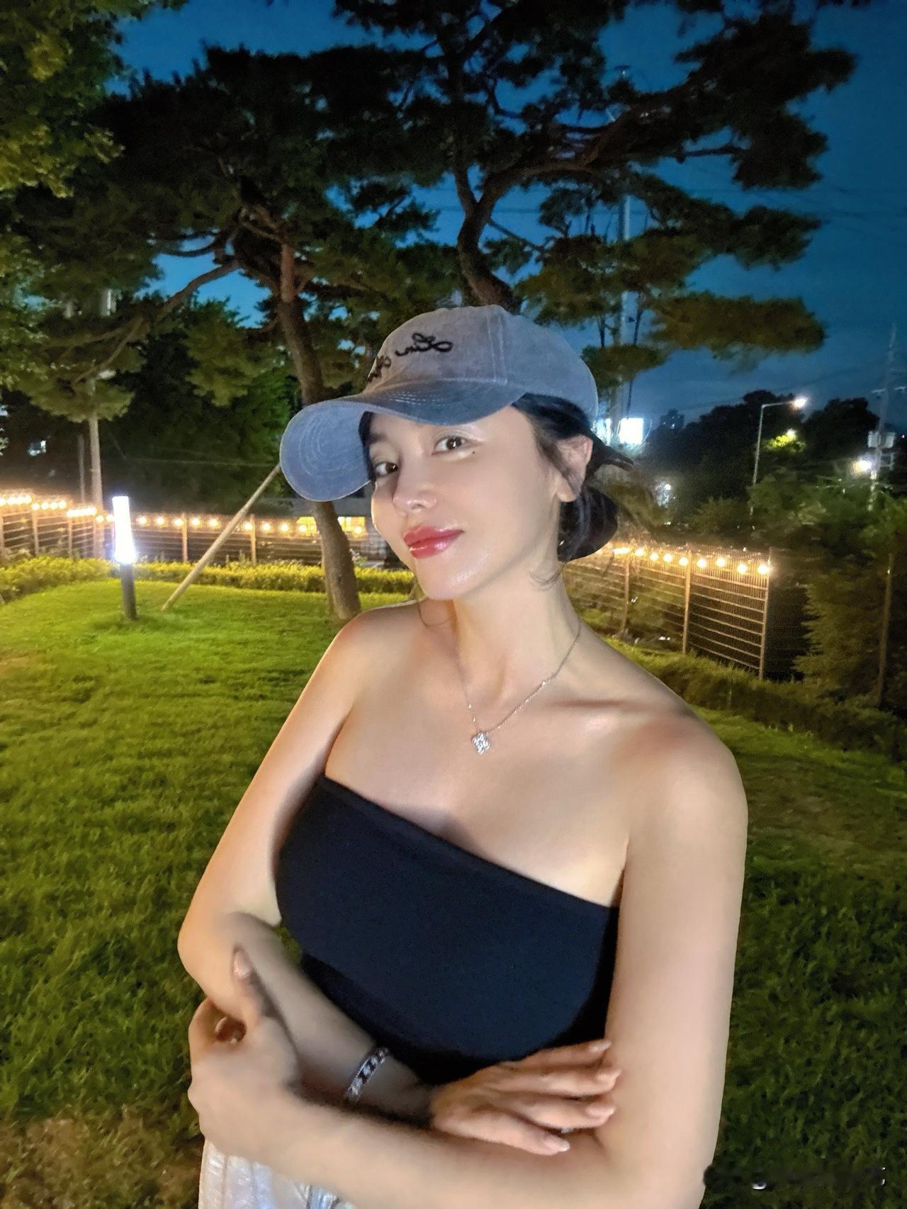 近日，歌手洪真英在Instagram上传了多张照片。照片中，洪真英反戴灰色棒球帽