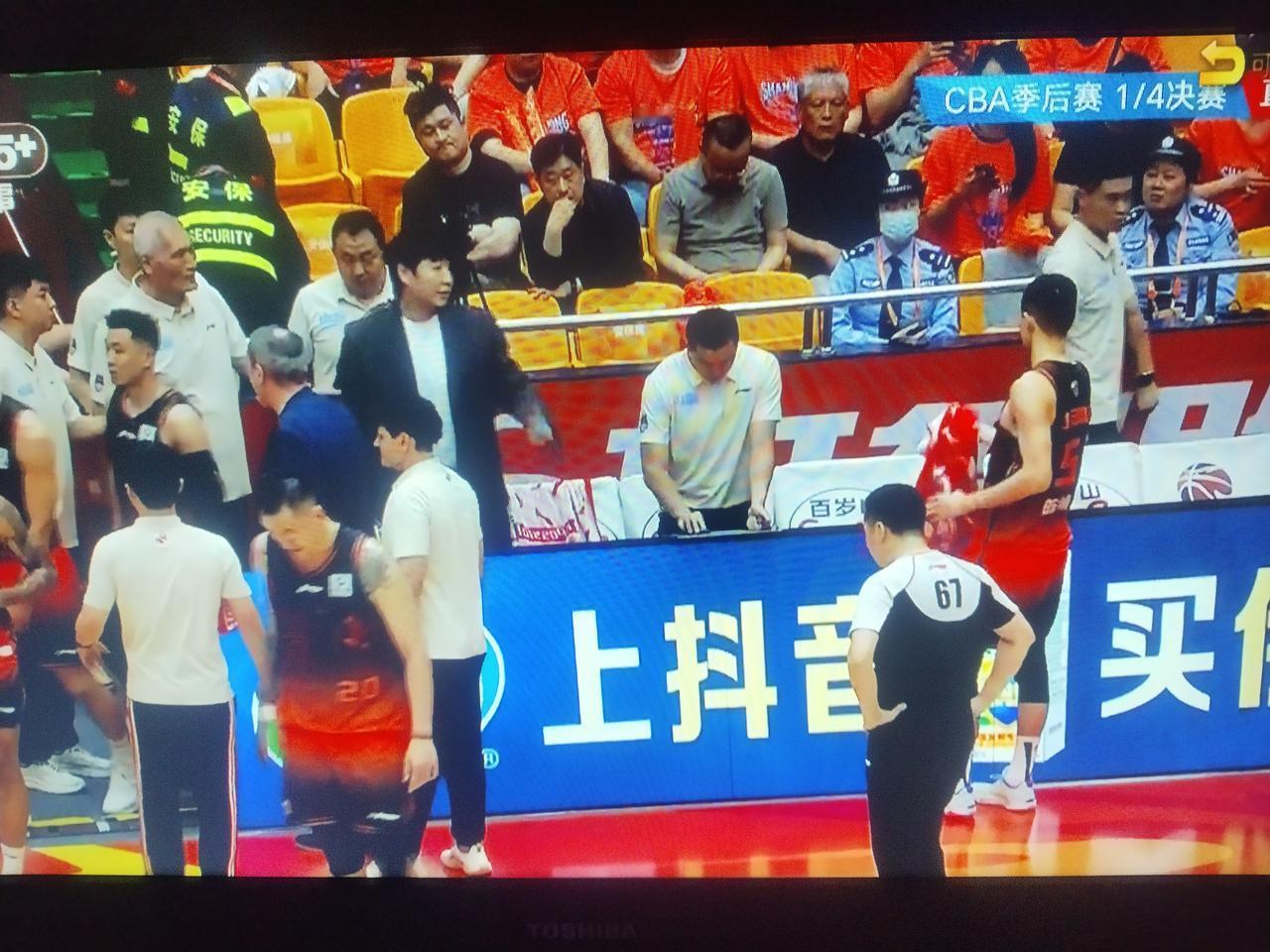 山东男篮这是打的一场什么球啊，太乱了！刚结束的cba季后赛四分之一