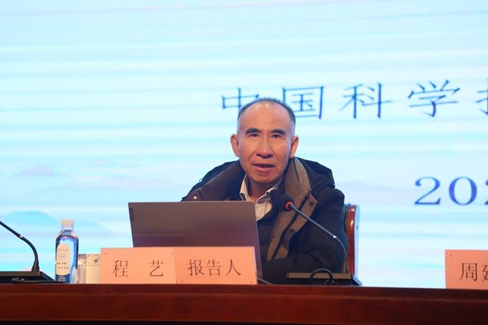 中科大程艺教授这几天火了，原因是他在中科大少年班给学生们上课时，一名坐在前排的男