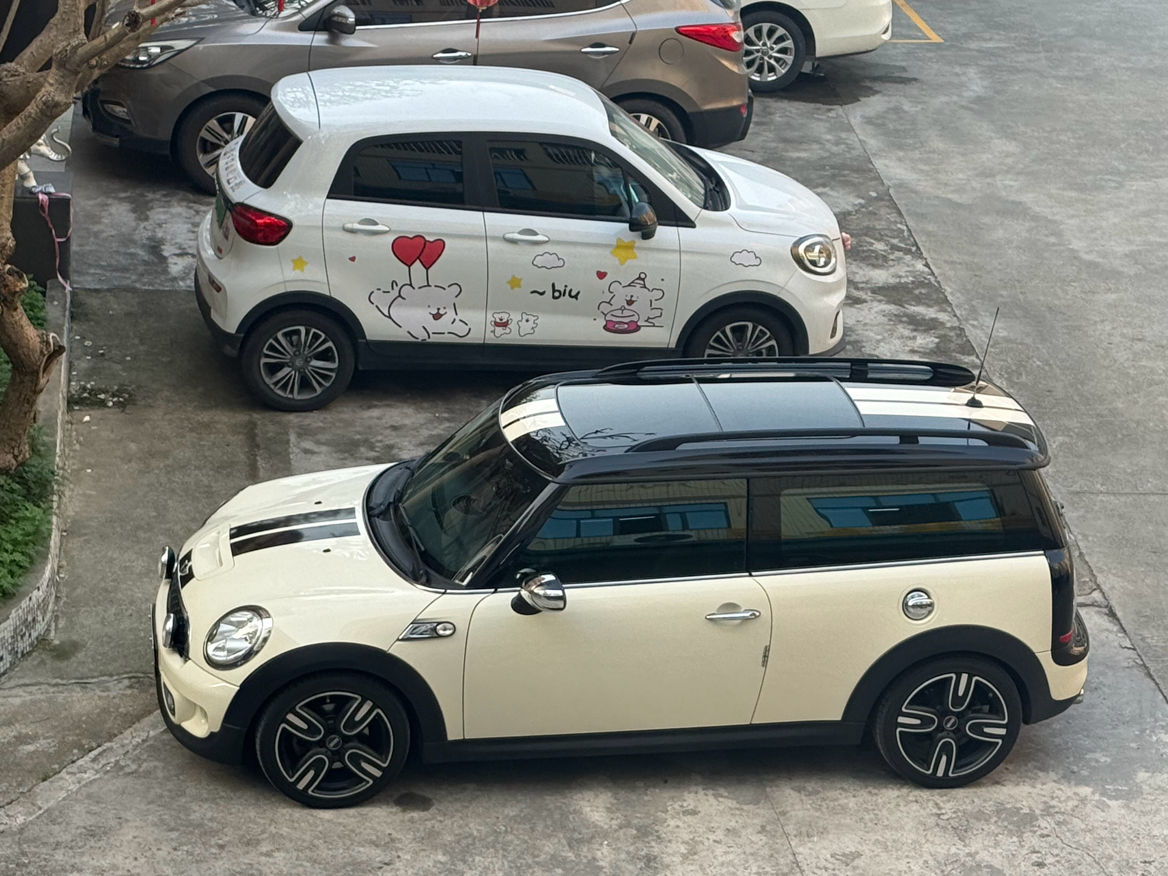 它在车群中真的很特别，即有旅行车的风骨，又有复古气息的设计……漂亮😻