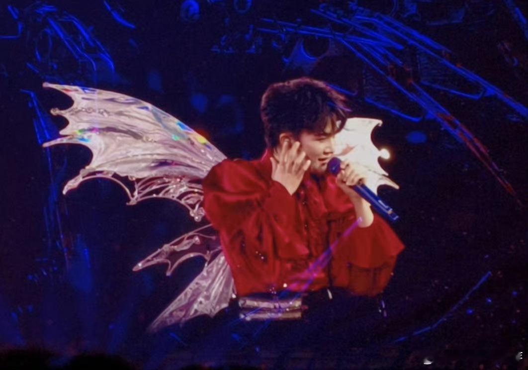 周深怎么还有两幅面孔了周深这傲娇劲太逗，歌迷喊他宝贝，嘴上说着不乐意，可心里估计