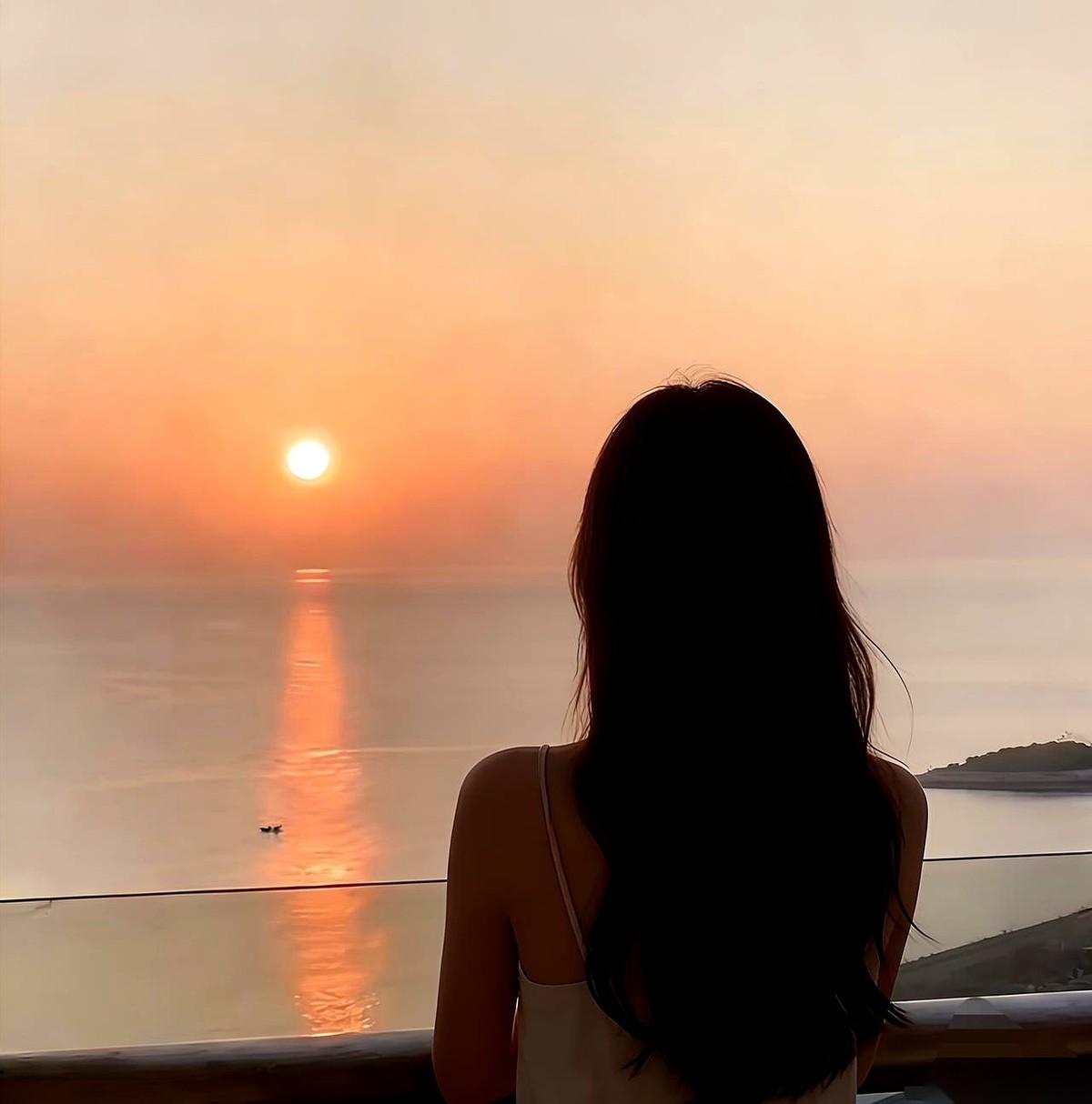 有个心理学专家抛出一个观点，刀刀见血。他说，有钱男人在外边找刺激，理性的那种，