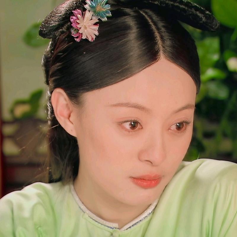 她一直都是比较清醒的。《甄嬛传》里，新小主来到宫中，第一次去给皇后请安。