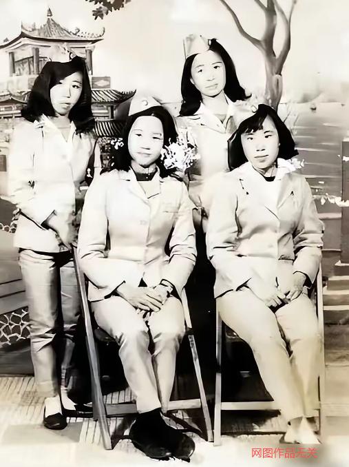 1950年，解放军在福建深山偶遇四名女学生问路，战士好心指路，教导员厉声喝止：她