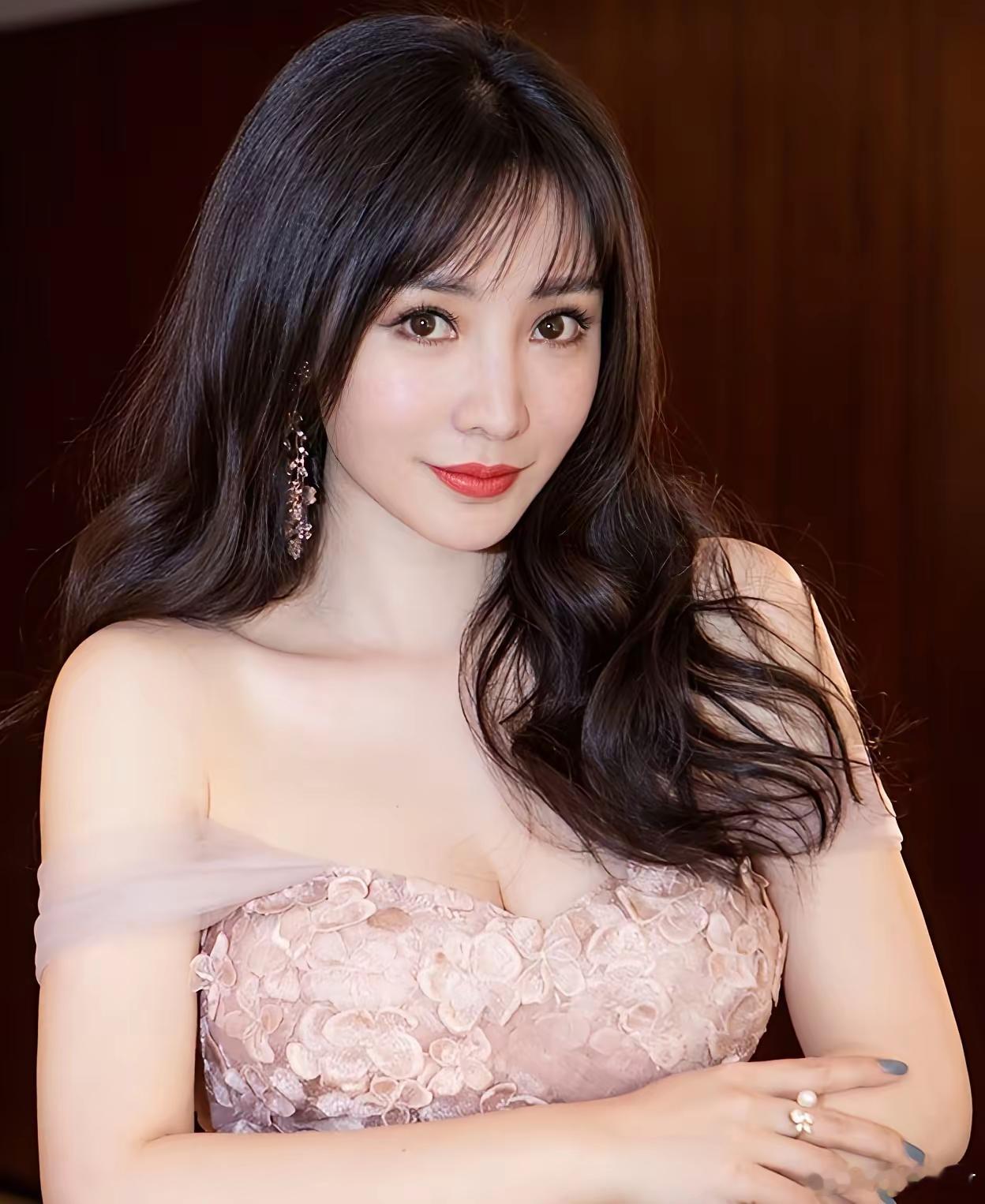 现在全网最懵的人！估计就是柳岩了！明明自己啥也没干，但是因为包贝尔的绯闻消息，自