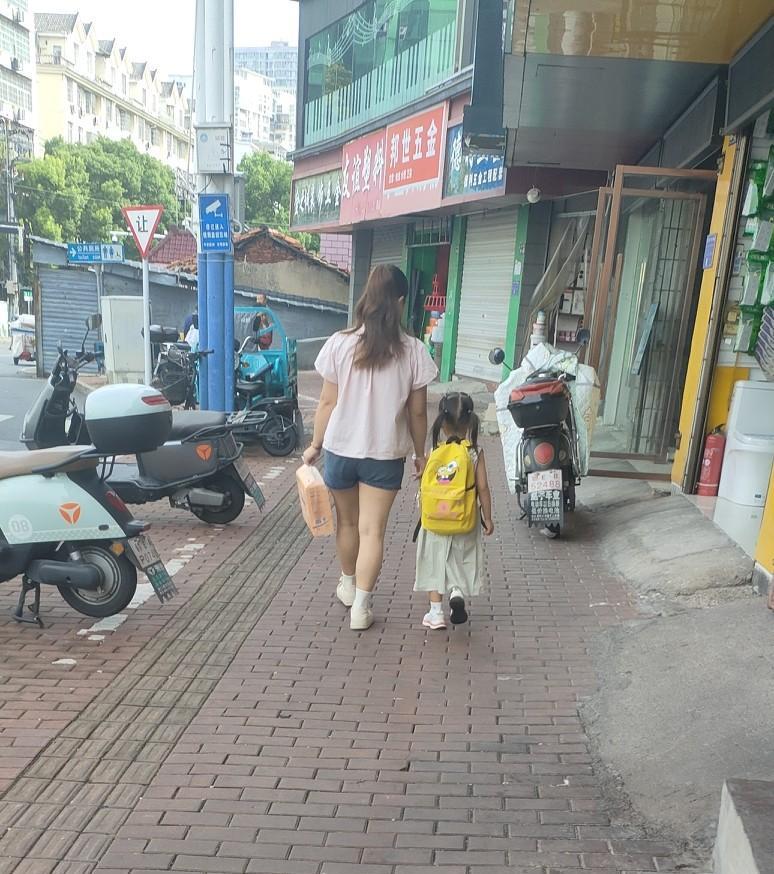 今天9月1日，全国中小学、幼儿园开学日。早上上班路上，看到一年轻妈妈带着一个可