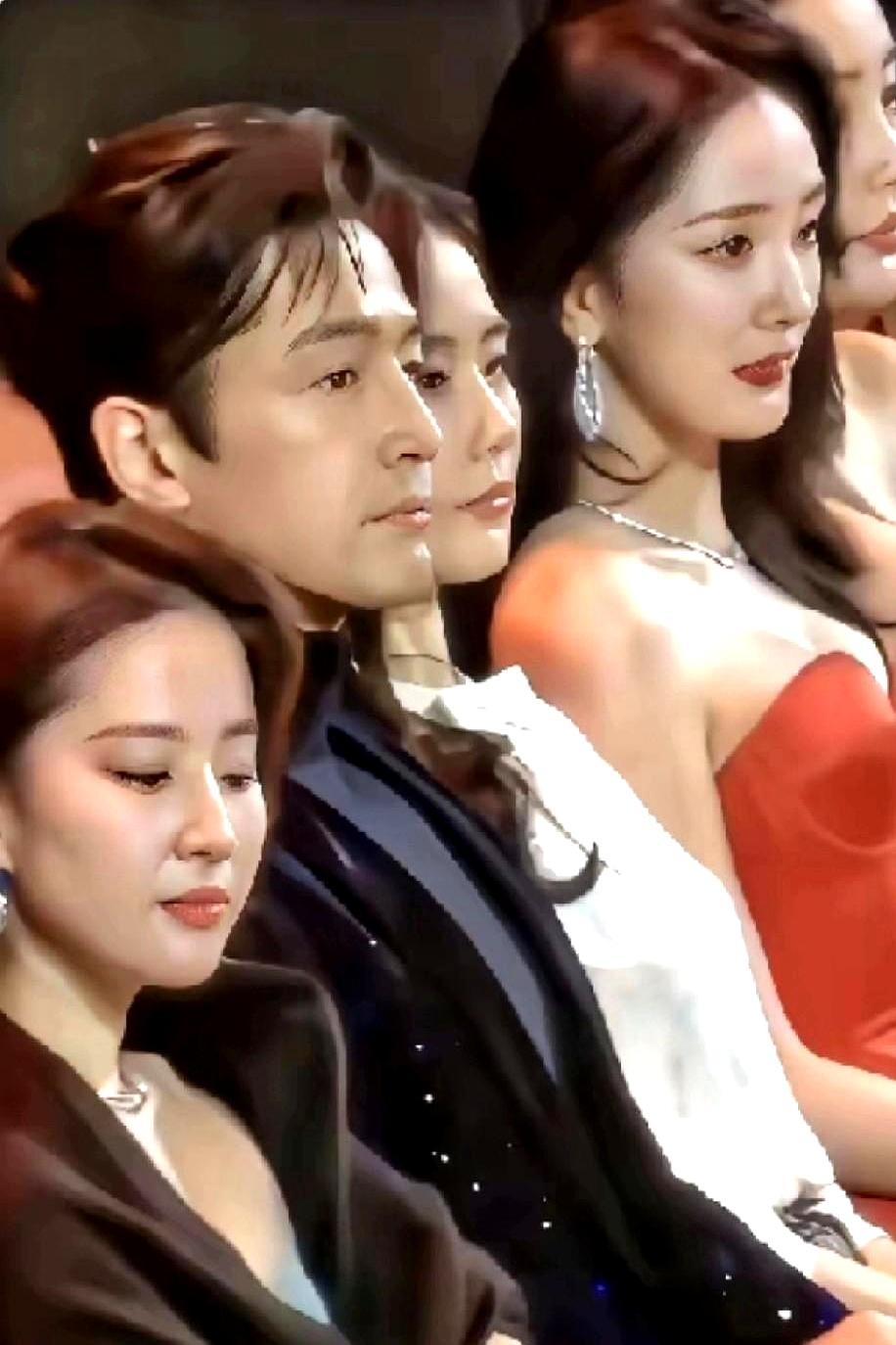 四星合影，最为吸睛，最为出众的，既不是自带高冷仙气的刘亦菲。也不是全神贯注的