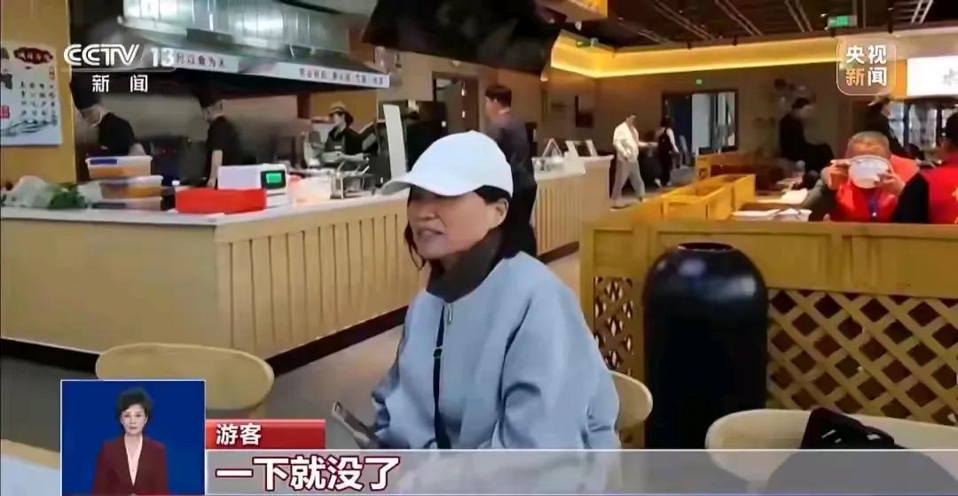 游客去悬空寺，买不到登临票，就只能花20元摆渡车费和15元门票在外面拍个照，其实