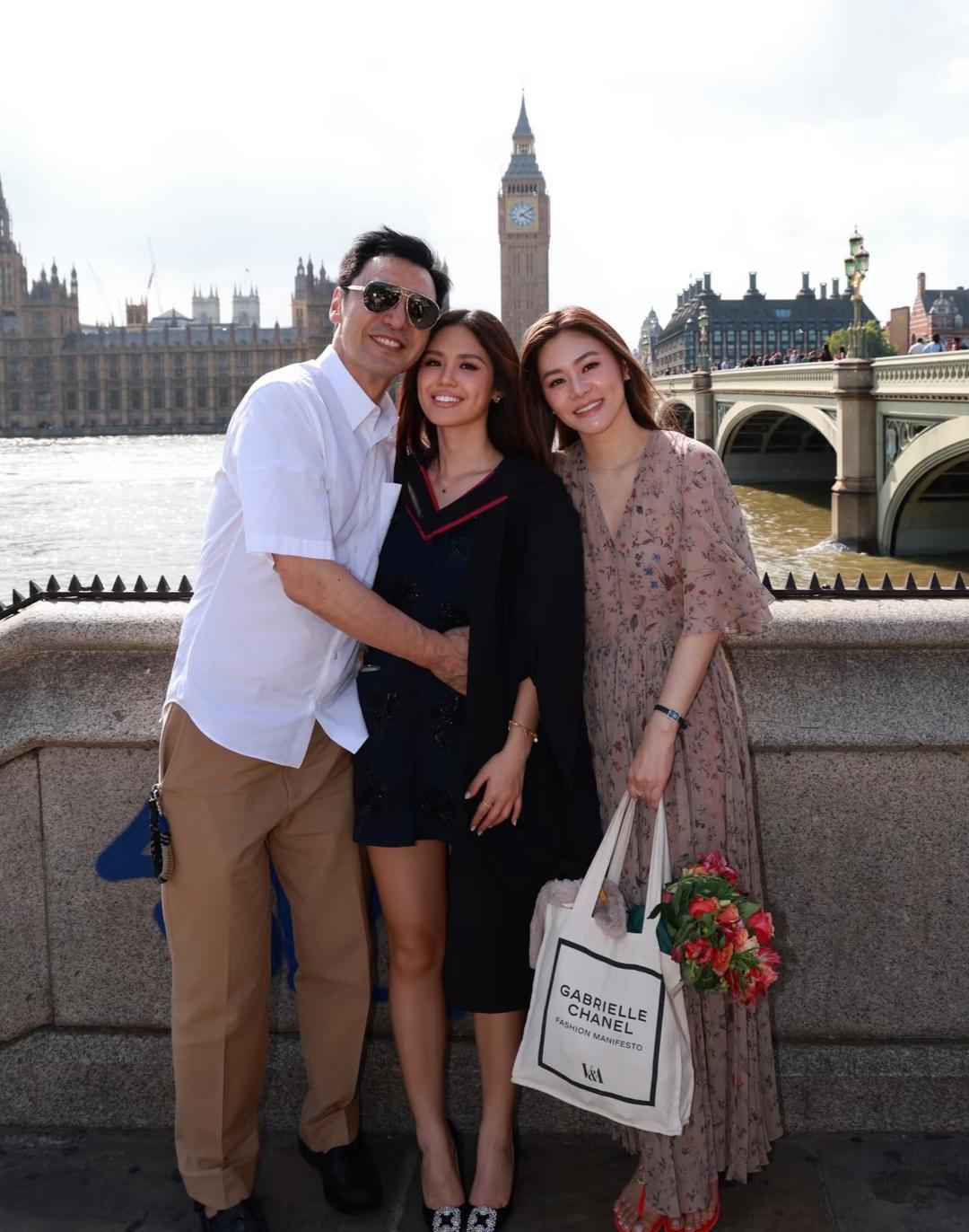 73岁钟镇涛和老婆范姜到英国伦敦参加女儿的大学毕业典礼，钟懿穿着一身学士服，身材