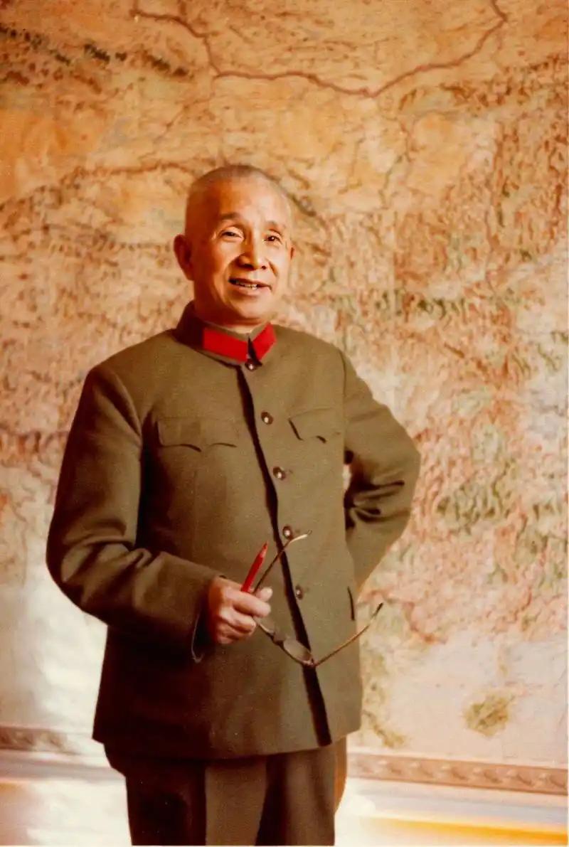 粟裕要守住黄桥，一个支队长突然问道：“我算过了，我们的弹药根本守不住黄桥！”粟裕