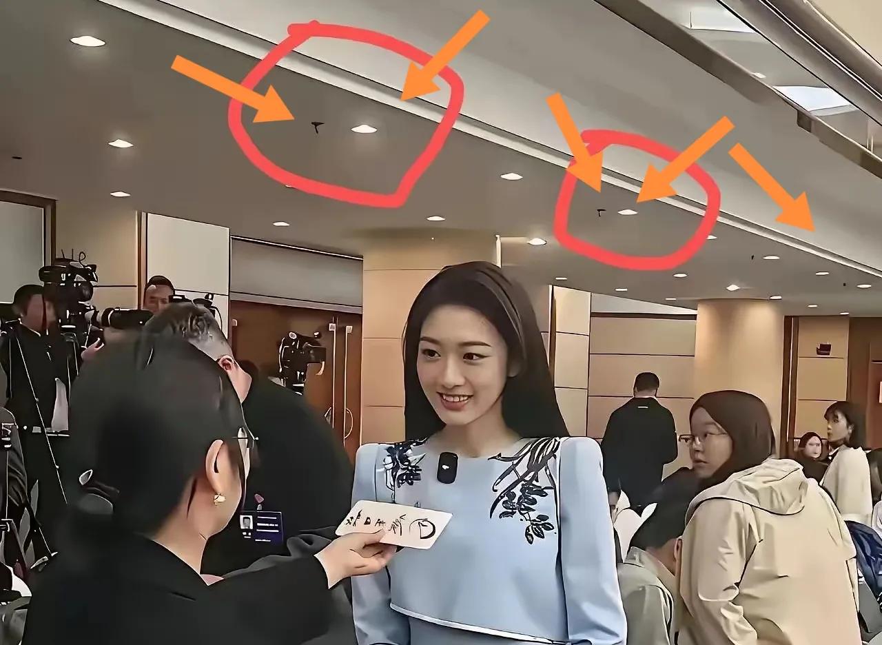 当说不说！央视名场采访名人，房顶消防感应喷淋头紧挨筒灯明显小于300mm安全距离