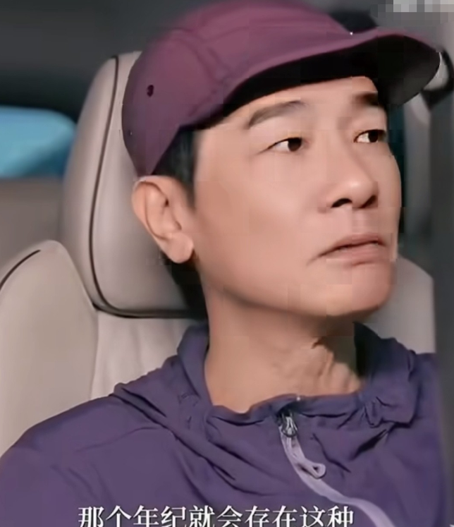 陈小春说“我有三个哥哥，三个姐姐”的时候，语气是平的。李诞接了一句“7个孩子”，他摇头，又补了一句：