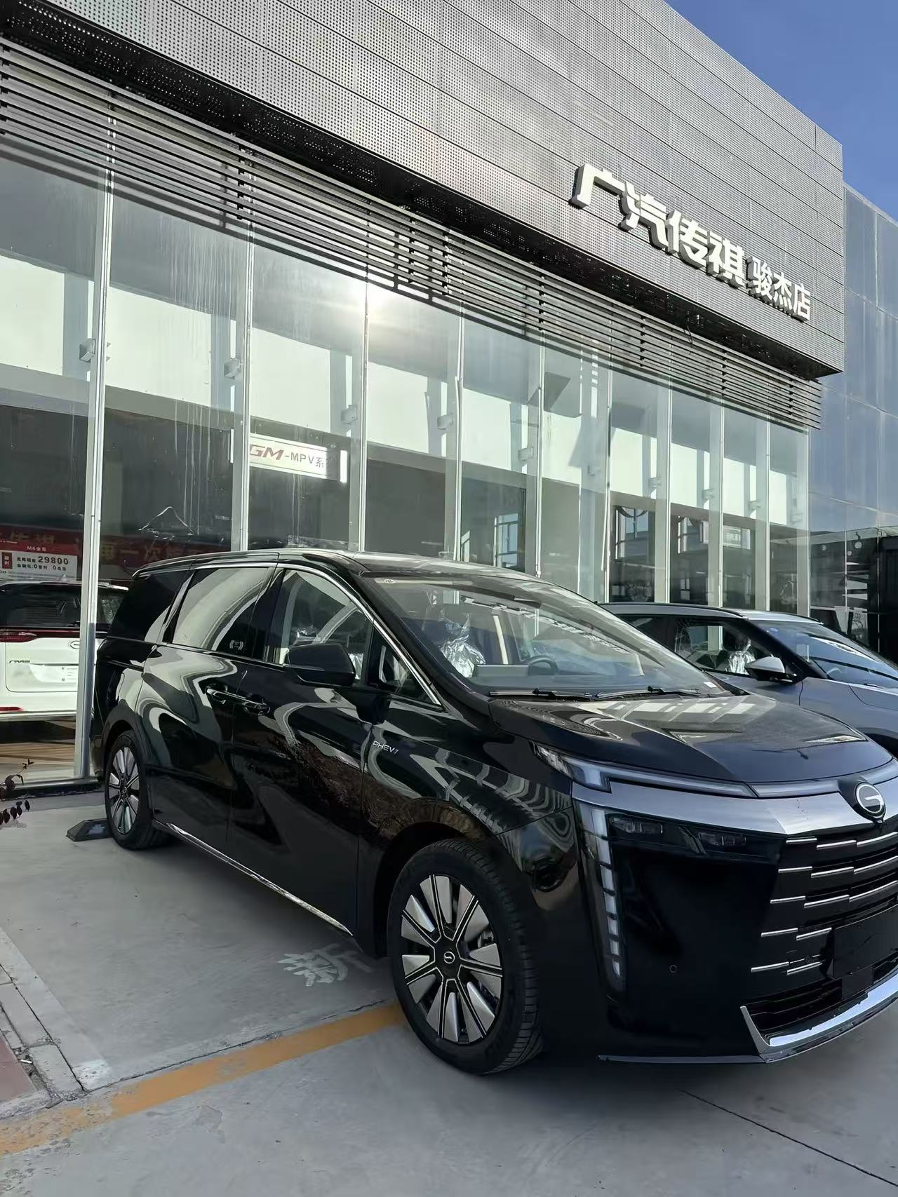 这次试驾的是传祺E8插混版本试驾车，来源本地传祺4S店。我是二胎奶爸，用车场景分的很清楚，工作日基本