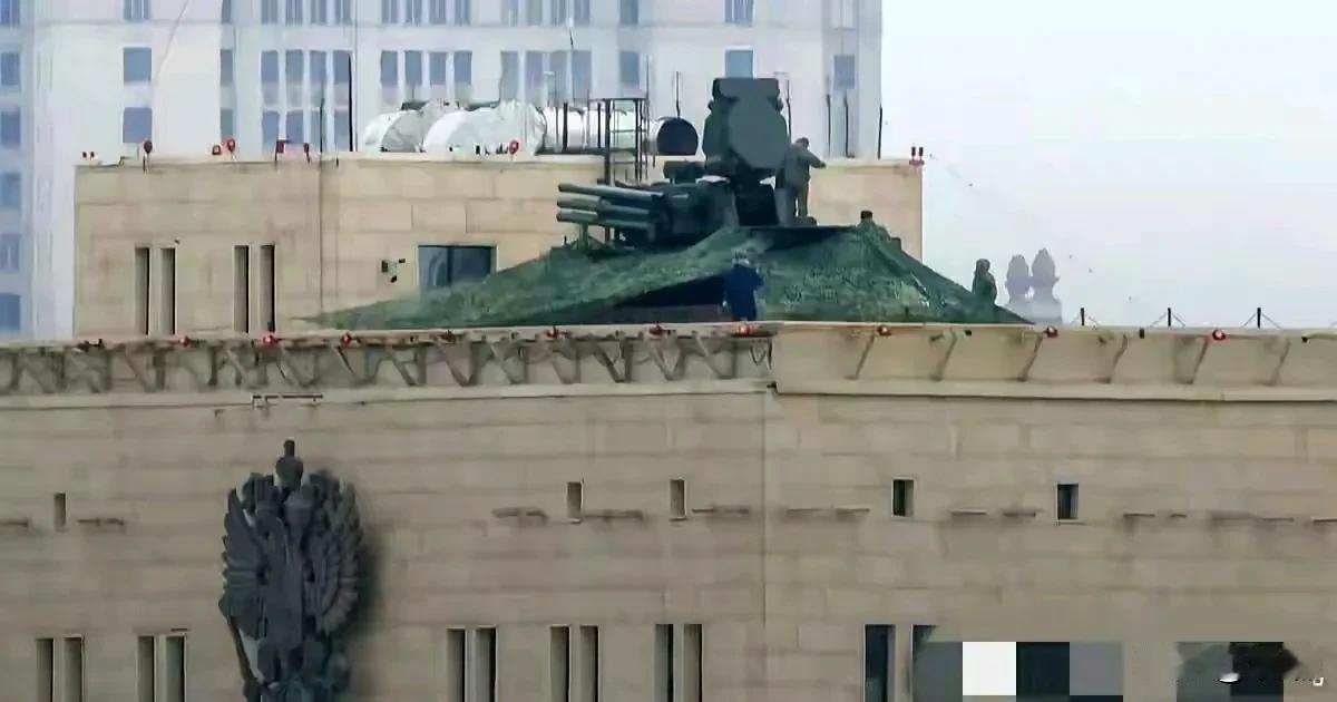 大鹅的红场周边已经架起了各式防空武器，主打一个等你小泽来炸！其实这一盘棋，从大鹅